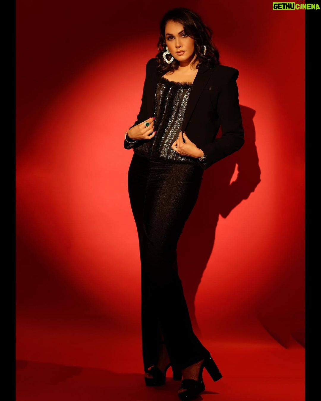 Isha Koppikar Instagram - Dressed in black, living in the red-hot moment π₯π₯ Makeup: @makeupartistrybykavithasekar Hair: @thamizh.hairstylist Photography: @kiransaphotography Outfit: @neeturohra_india Jewellery: @rayabyvijetar Shoes: @prada Managed by: @dipalijoshi01 @vkcelebrities