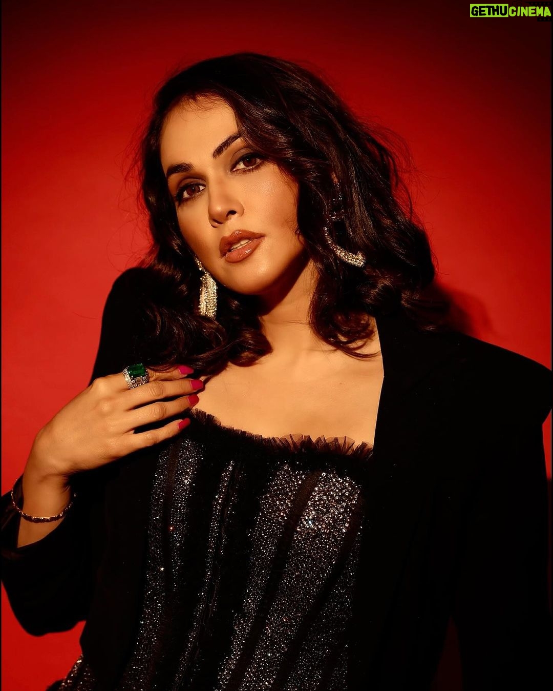 Isha Koppikar Instagram - Dressed in black, living in the red-hot moment π₯π₯ Makeup: @makeupartistrybykavithasekar Hair: @thamizh.hairstylist Photography: @kiransaphotography Outfit: @neeturohra_india Jewellery: @rayabyvijetar Shoes: @prada Managed by: @dipalijoshi01 @vkcelebrities