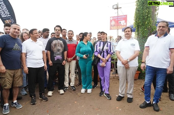 Isha Koppikar Instagram - Thank you @divyajfoundation , @amruta.fadnavis and @bhamlafoundation for making me a part of cleanathon 2.0 which is Mumbais biggest clean up drive post Ganpati Visarjan. #SwachhataHiSeva