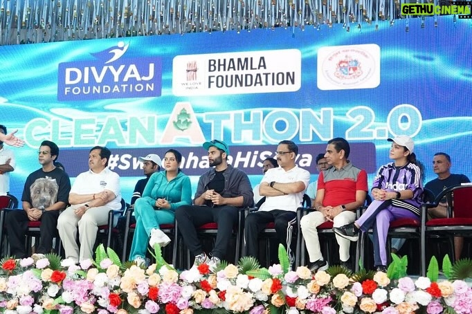 Isha Koppikar Instagram - Thank you @divyajfoundation , @amruta.fadnavis and @bhamlafoundation for making me a part of cleanathon 2.0 which is Mumbais biggest clean up drive post Ganpati Visarjan. #SwachhataHiSeva