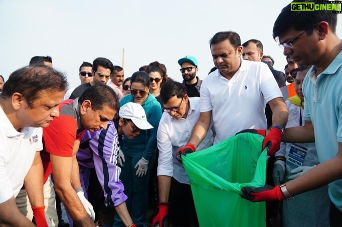 Isha Koppikar Instagram - Thank you @divyajfoundation , @amruta.fadnavis and @bhamlafoundation for making me a part of cleanathon 2.0 which is Mumbais biggest clean up drive post Ganpati Visarjan. #SwachhataHiSeva