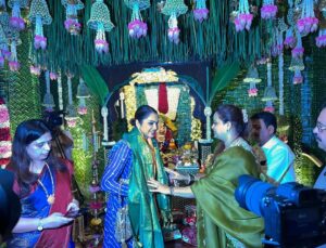 Isha Koppikar Instagram - Delighted to seek Bappa’s blessings at Hon CM @mieknathshinde ji’s home. 😊 Thank you for inviting us for Ganpati Darshan and honouring us. Ganpati Bappa Morya 🙏🏼