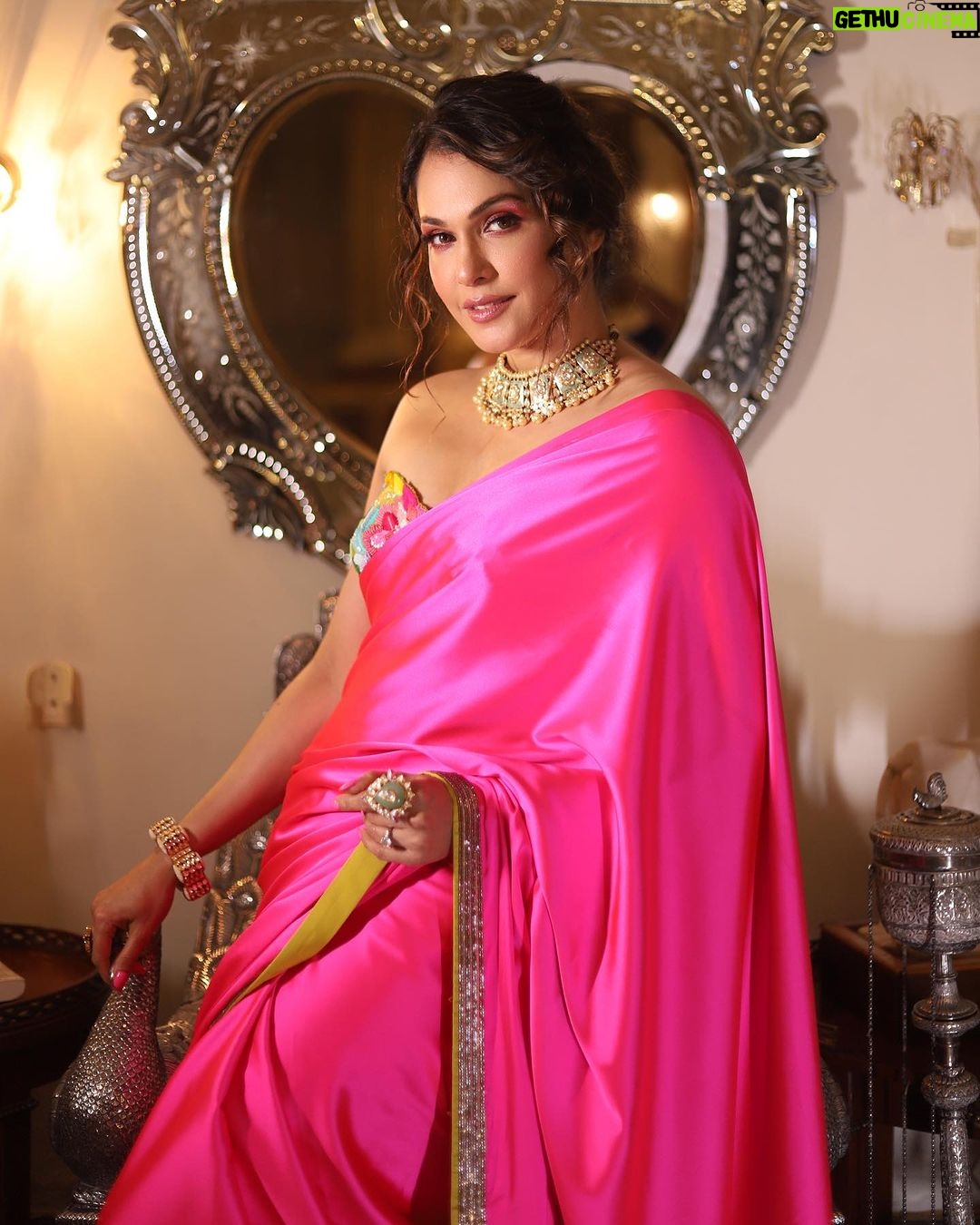 Isha Koppikar Instagram - Draped in grace, embracing tradition with a modern twist 😉 Outfit by @dineshmalkani for @perniaspopupshop Jewellery by @mehrise_by_mehrgurnani & @jet_gems Makeup @makeup_by_nainaa Hair & Drape @amehra16 Photos by @shaurya_bajpai Managed by @dipalijoshi01 @vkcelebrities