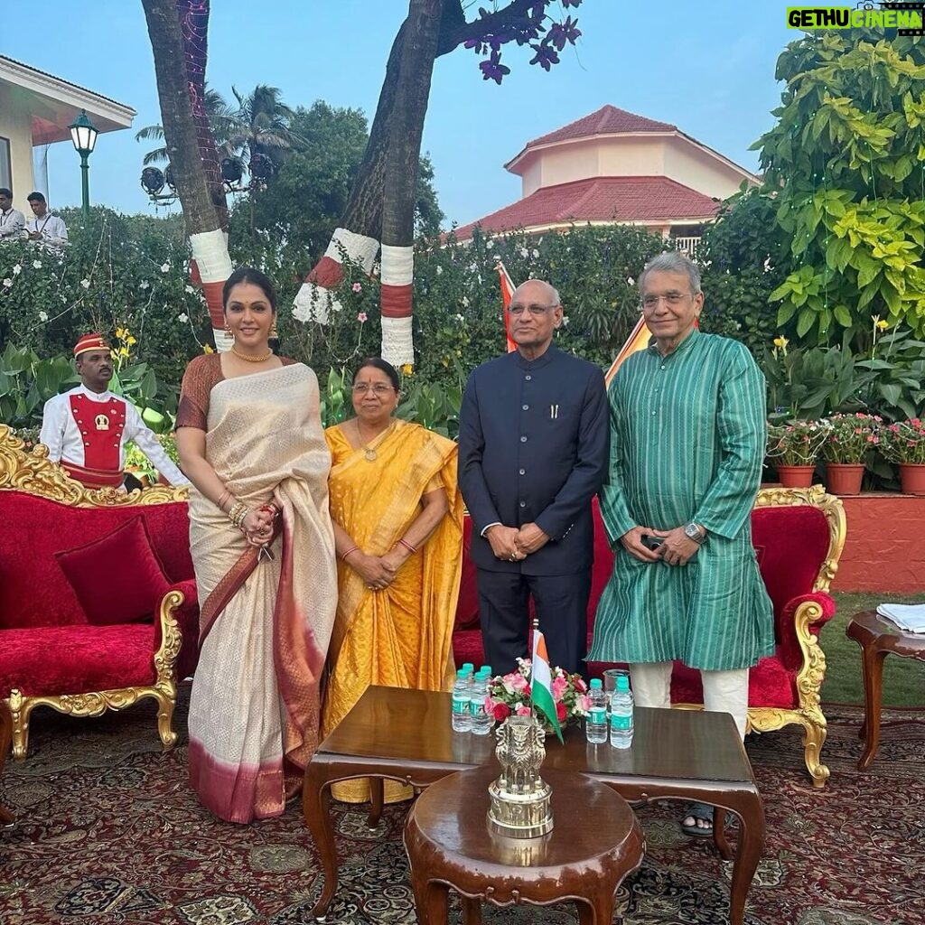 Isha Koppikar Instagram - It has been my absolute honour to be invited at the Governor house by Hon. Governor of Maharashtra Shree Ramesh Bais ji for the Republic Day celebration 🇮🇳 @rajbhavanmaharashtra Raj Bhavan (Mumbai)