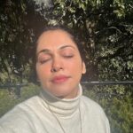 Isha Koppikar Instagram - Sweater weather and cozy vibes – embracing the beauty of Indian winters.❄️ #Winters #sunnyday #incredibleindia #ilovemyindia