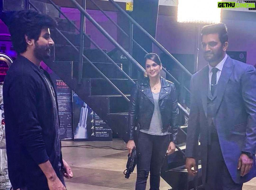 Isha Koppikar Instagram - Sharing a behind the scenes photo from my upcoming film #Ayaalan. Had a fabulous time shooting with @sivakarthikeyan and @sharadkelkar #movie #releasing #multilingual #upcomingmovie #sivakarthikeyan #behindthescenes