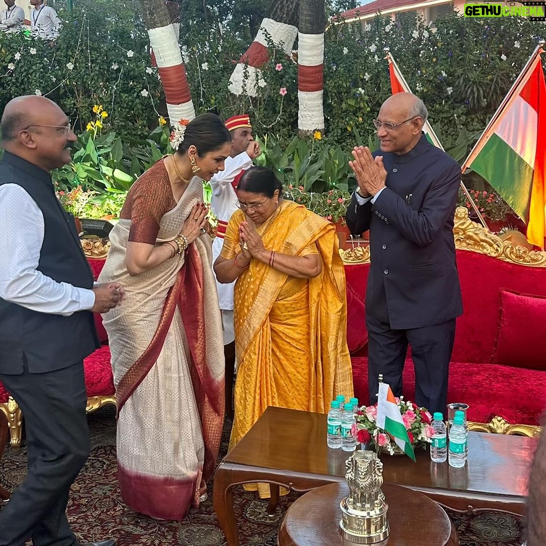 Isha Koppikar Instagram - It has been my absolute honour to be invited at the Governor house by Hon. Governor of Maharashtra Shree Ramesh Bais ji for the Republic Day celebration 🇮🇳 @rajbhavanmaharashtra Raj Bhavan (Mumbai)