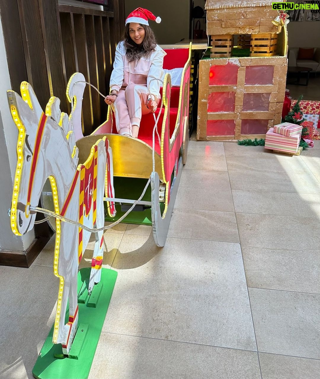 Isha Koppikar Instagram - Itβs almost time for Christmas π
How are you going to be celebrating? Tell me in the comments below ππ»