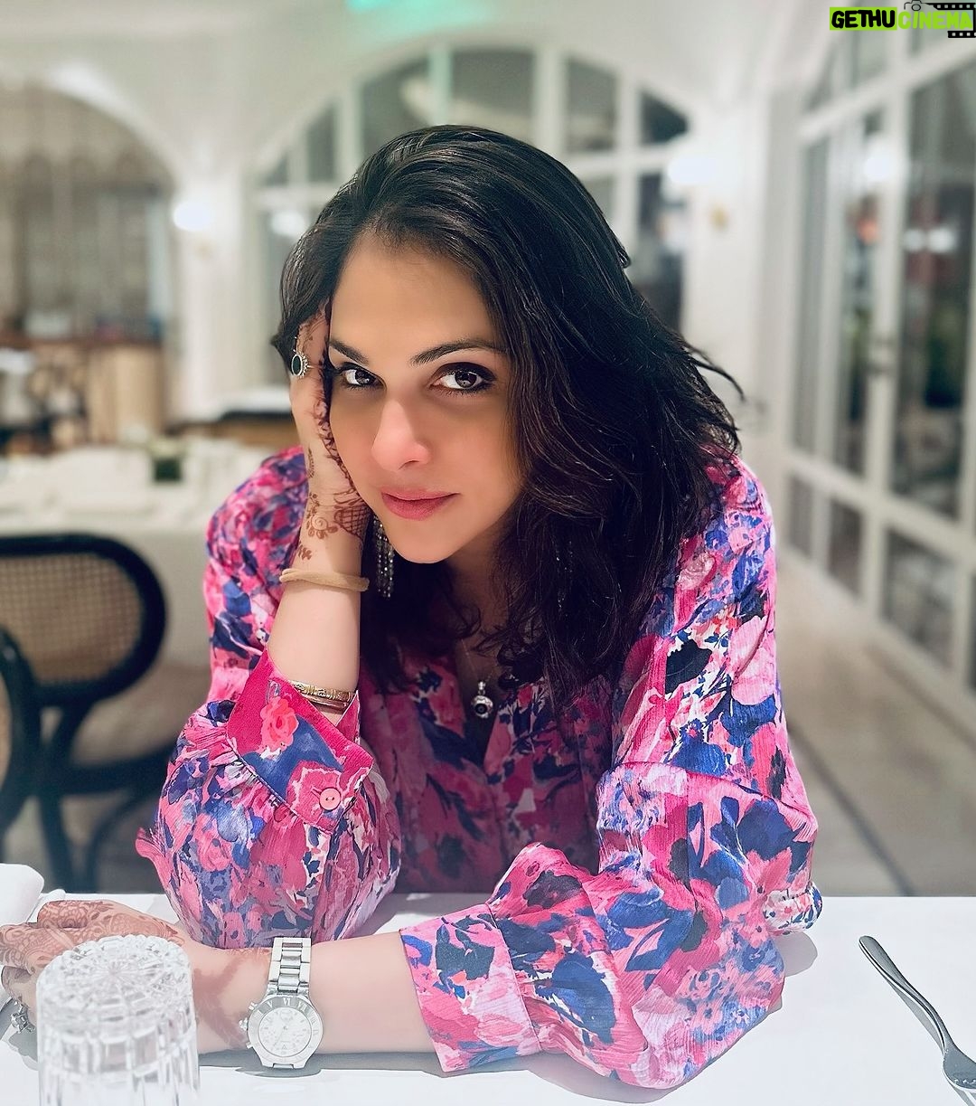 Isha Koppikar Instagram - Facing the week head-on, with determination in my eyes. Ready for whatever comes my way. 💪 #FocusedForward