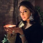 Isha Koppikar Instagram - Wishing you all a very happy & a prosperous new year! Lots of love and light ✨