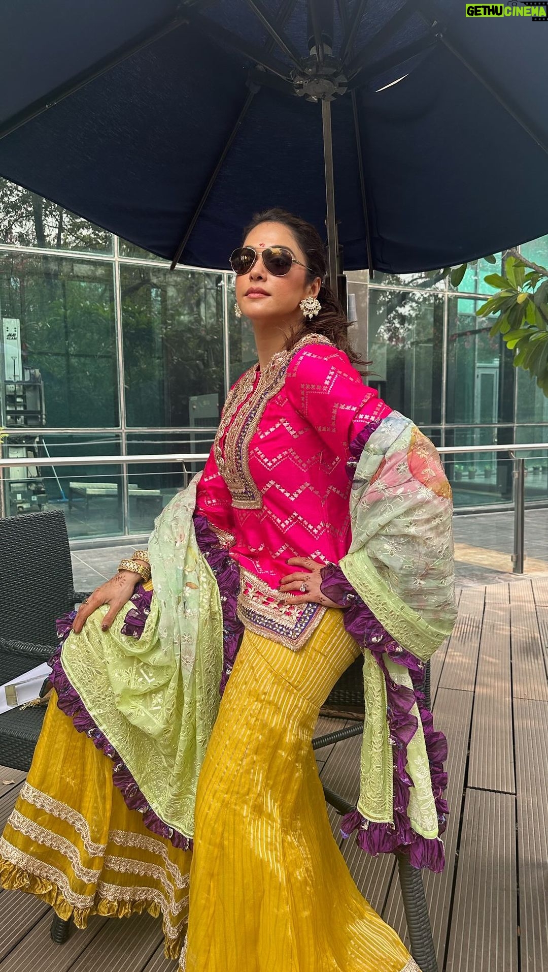 Isha Koppikar Instagram - Sharing a glimpse from the Diwali mela celebration at @richmonddglobalschool in Delhi ๐ Wearing - @mirpurimaheka Makeup - @umang_vanshika Jewellery - Silver by @curiocottagejewelry Video edited by - @shaurya_bajpai Managed by - @dipalijoshi01 @vkcelebrities