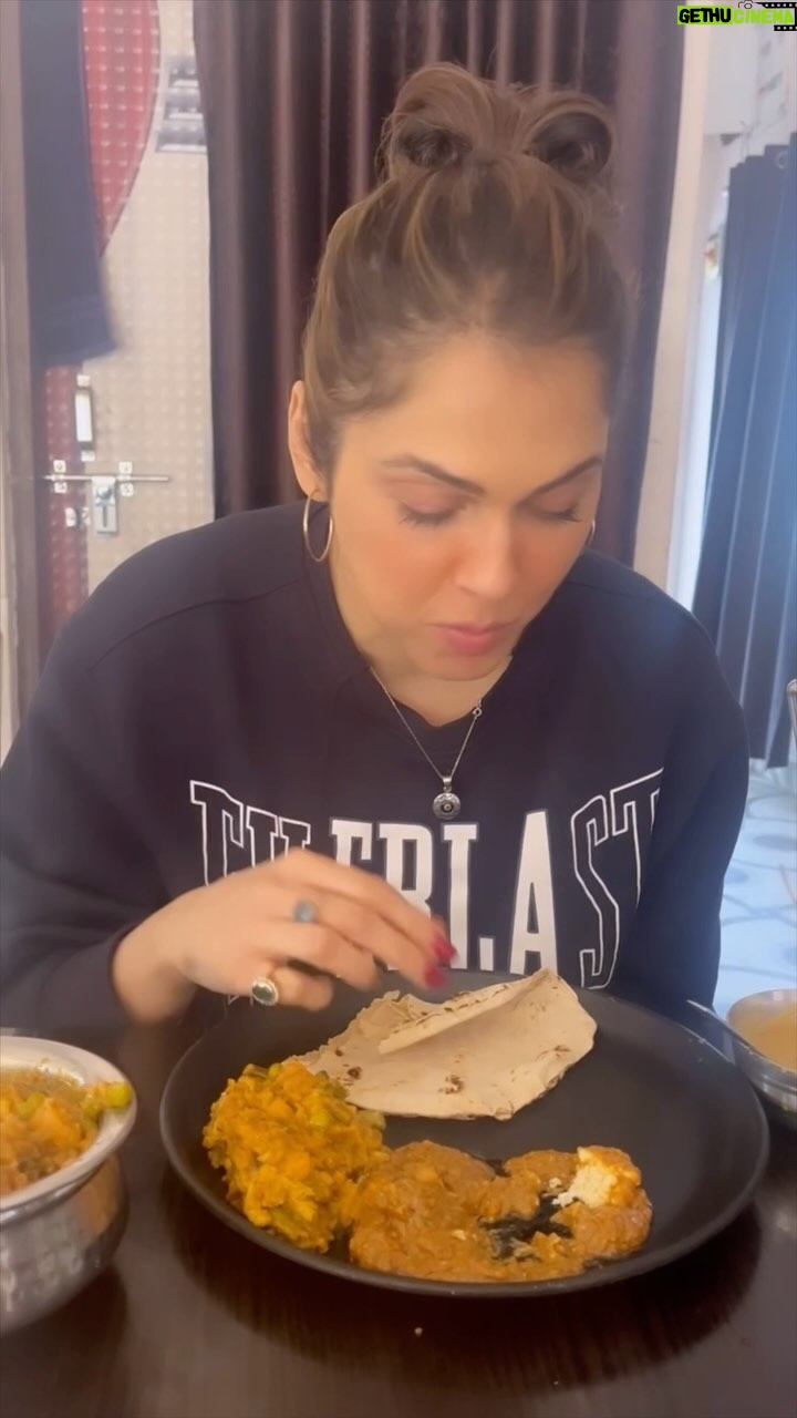 Isha Koppikar Instagram - Who else loves dhabhe ka khana? 🥘