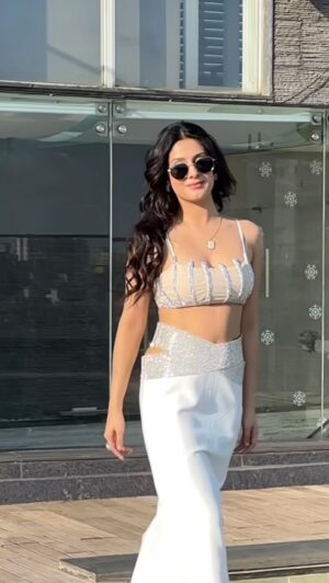 Isha Malviya Instagram - Teri baaton mein esa uljha jiya!🙈🤍

Heels: @carlabragaindia x @khwaish_mehta x @isshhhbykhwaish 

#ishamalviya #ishafam #teribaatonmeinaisauljhajiya