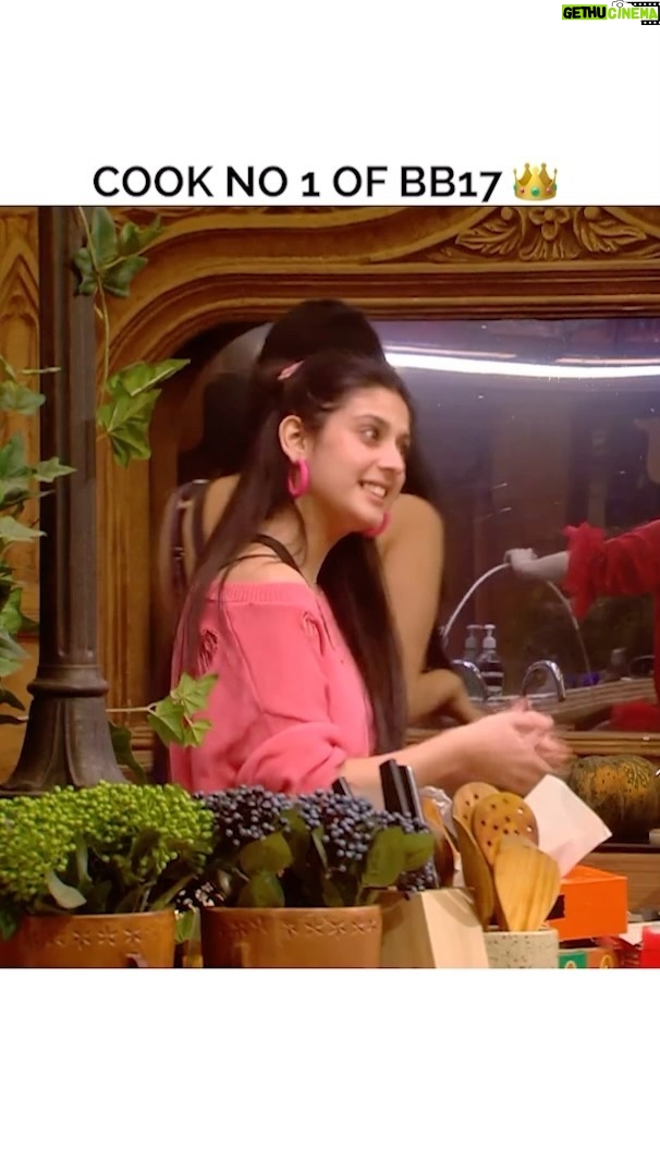 Isha Malviya Instagram - Cutest cook of #BB17 #IshaMalviya spreading the flavours of love in the house and how! 😍💕 #teamishamalviya Jewels: @fadindiaaa Video edited by: @ashmaneditors @colorstv @officialjiocinema #biggboss17 #bb17 #colorstv #jiocinema #endemolshine #ishamalviya