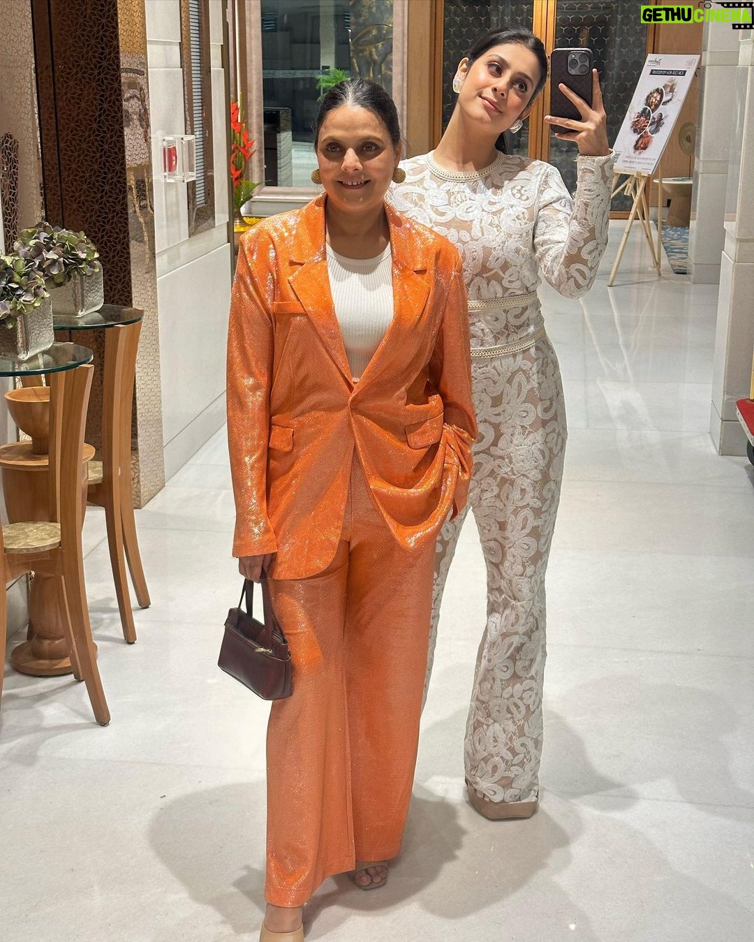 Isha Malviya Instagram - 🌎🙏🏻❤️ . #familynight #ishamalviya #majorthrowback #grateful . Thankyou for the lovely hospitality and generosity. @gomamumbai 📍 Radisson Mumbai Goregaon
