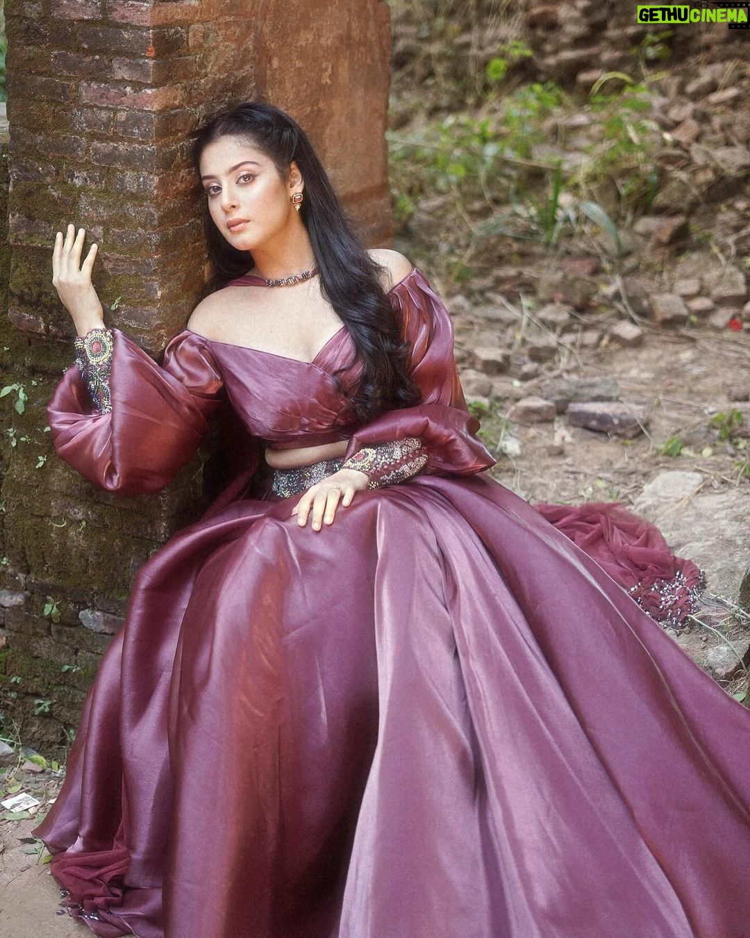 Isha Malviya Instagram - If I have to, I can do anything, I am strong, I am invincible. 💜 #teamishamalviya Shot by: @deepikasdeepclicks Makeup: @tamannaaaa_artistry Hair: @shabana_sheikh_11 Outfit: @aliyanabymeenabazaar Jewels: @the_kizals Team: @insyncdigitals @colorstv @officialjiocinema #biggboss17 #bb17 #colorstv #jiocinema #endemolshine #ishamalviya