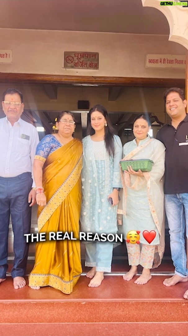 Isha Malviya Instagram - Fans aur parivar.. bigg boss mein Isha ko mil raha hai dher sara pyaar. The real reason of #IshaMalviya being a part of #BB17 for her family, friends and fans. ❤️ Keep supporting! ✨ #teamishamalviya Video edited by: @ashmaneditors @colorstv @officialjiocinema #biggboss17 #bb17 #colorstv #jiocinema #endemolshine #ishamalviya