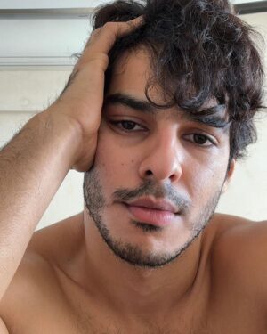 Ishaan Khattar Instagram - Lazy pictures on a hectic weekday 🐎⏱️