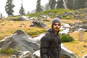 Ishaan Khattar Instagram - Damn near died doing this trek 💀 13+ hours of sketchy climbing and hiking to and fro. But good things don’t come easy as life reiterates every so often! 

जन्नत-ए-कश्मीर 🏔️ Tulian Lake, 16.09.23