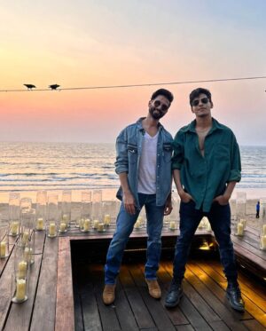 Ishaan Khattar Instagram - Bade miyan chotte miyan >>>>>>>
 
Love you @shahidkapoor ♾ keep conquering 👑