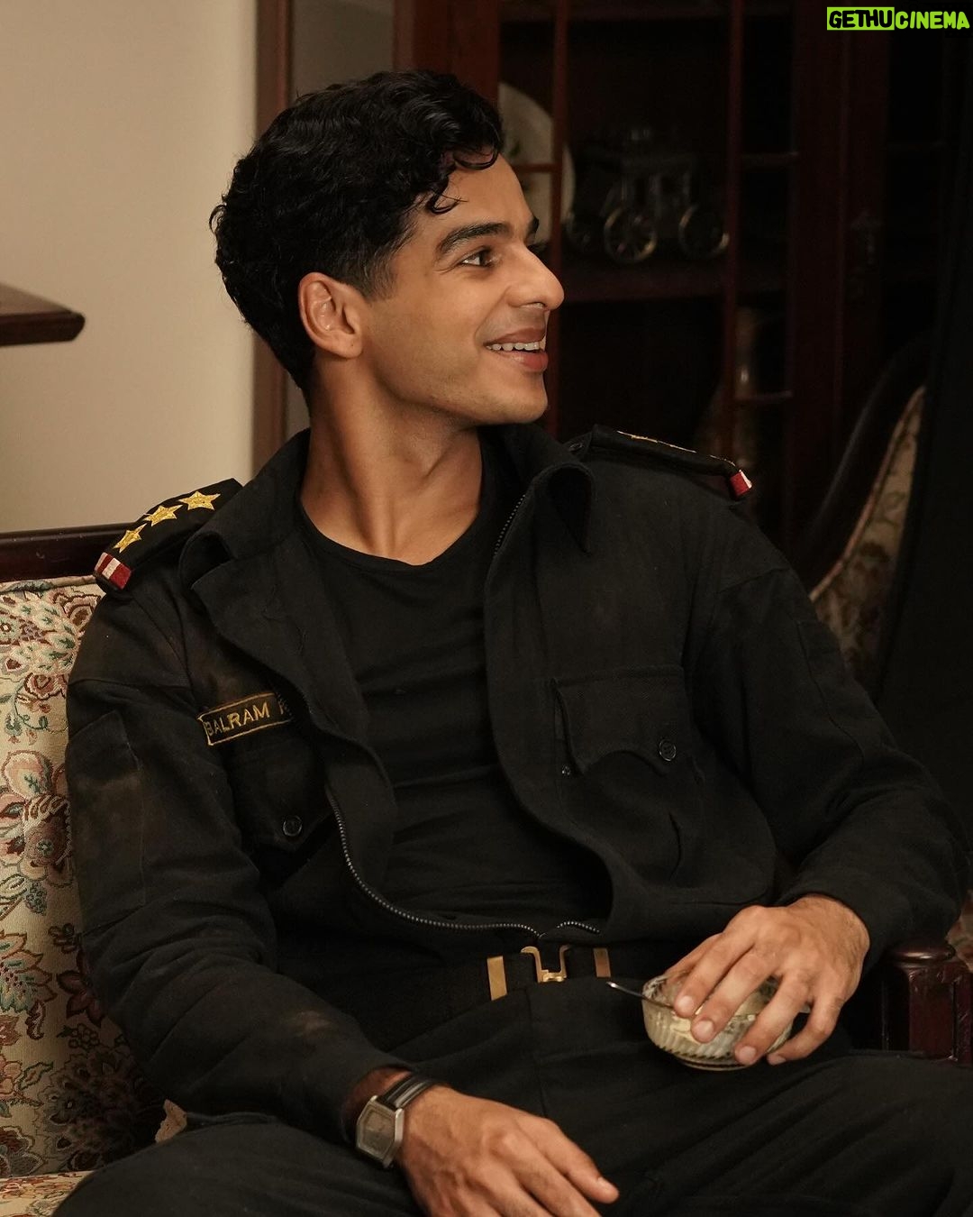 Ishaan Khattar Instagram - Black dungarees. Uniform of a tankman. The skin of my character. Miss them today as we approach the release. I hope I did you justice. You taught me a lot more than I could ask for. What a ride it’s been - and another begins on the 10th. Veer Bhogya Vasundhara.