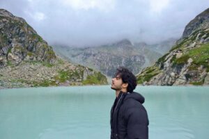 Ishaan Khattar Instagram - Damn near died doing this trek 💀 13+ hours of sketchy climbing and hiking to and fro. But good things don’t come easy as life reiterates every so often! 

जन्नत-ए-कश्मीर 🏔️ Tulian Lake, 16.09.23