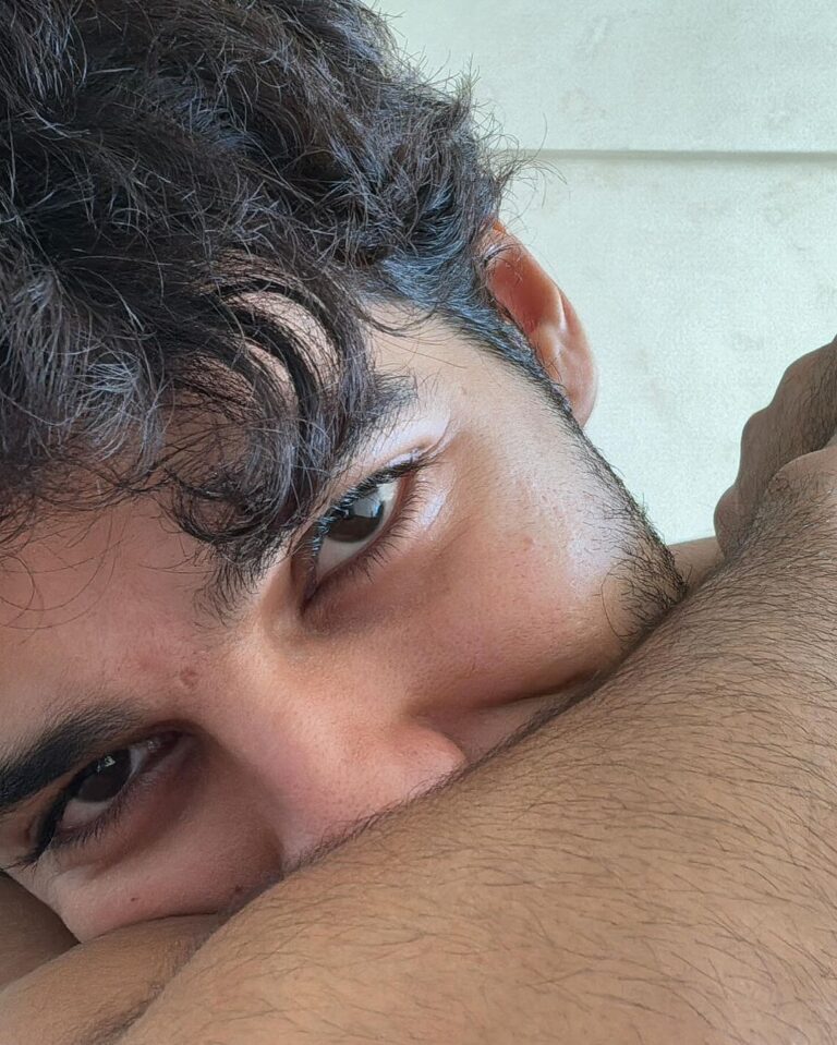 Ishaan Khattar Instagram - Lazy pictures on a hectic weekday 🐎⏱️