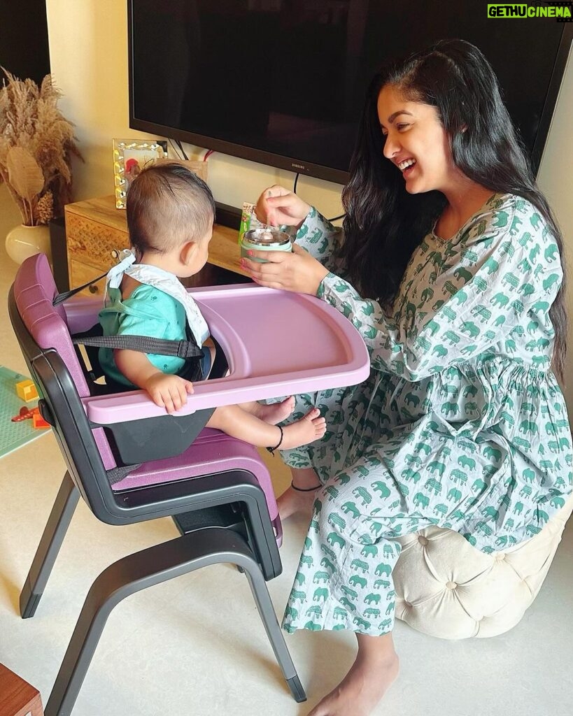Ishita Dutta Instagram - Our Vaayu just got a high chair upgrade and we are all loving it! Check out the ZAAZ highchair from @nuna_india. Designed for children able to sit upright unassisted, the sleek aluminum leg base, chic colour and smart lock makes the ZAAZ feel like designer furniture 👌🏻. It has a unique air-foam cushion and a no-crevice design that outwits crumbs and cleans up like a dream. PR @dinky_nirh #NunaIndia #MyNuna #NunaZaaz #Zaaz #NunaBaby