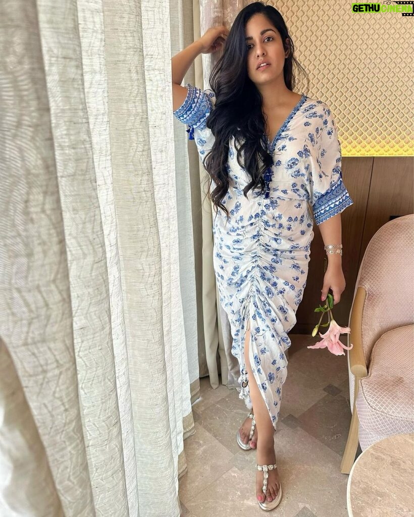 Ishita Dutta Instagram - 💙💙💙 Wearing @mandirawirkhq Styles by @styledbynikinagda Bangles @kushalsfashionjewellery