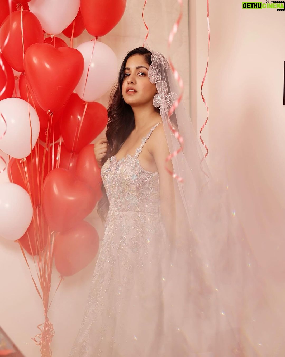 Ishita Dutta Instagram - Gift toh accha nahi mila but was definitely looking nice for valentines 😝 @vatsalsheth am still waiting it’s still valentine month so hurry up. Wearing @_bayaofficial_ @viralmantra Shot by @vaishnavcreation