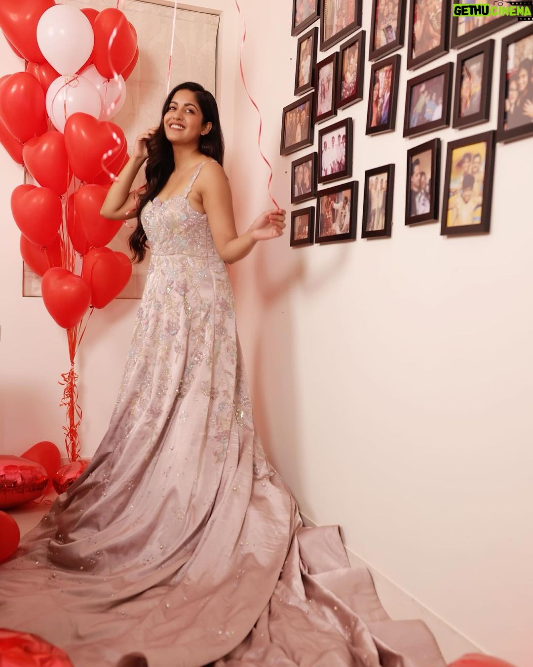 Ishita Dutta Instagram - Gift toh accha nahi mila but was definitely looking nice for valentines 😝 @vatsalsheth am still waiting it’s still valentine month so hurry up. Wearing @_bayaofficial_ @viralmantra Shot by @vaishnavcreation