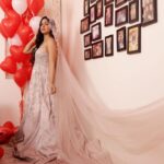 Ishita Dutta Instagram - Gift toh accha nahi mila but was definitely looking nice for valentines 😝 @vatsalsheth am still waiting it’s still valentine month so hurry up. Wearing @_bayaofficial_ @viralmantra Shot by @vaishnavcreation
