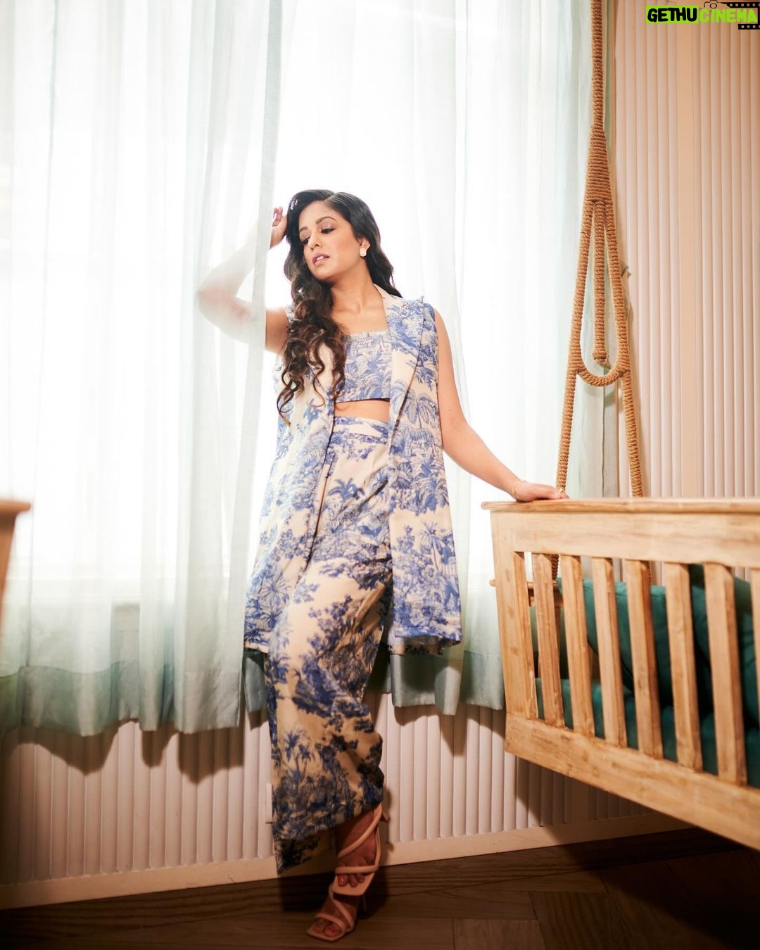 Ishita Dutta Instagram - Styled by: @styleitupbyaashna Shot by: @mirajverma_photography Outfit: @uptownie101 Jewellery: @nishka.closet_ Hair & Makeup by: @makeoverbysejalthakkar @celebsmakeupbysejal Location: @blabberallday #newyear #glitter #ishitadutta #styleitupbyaashna #2024