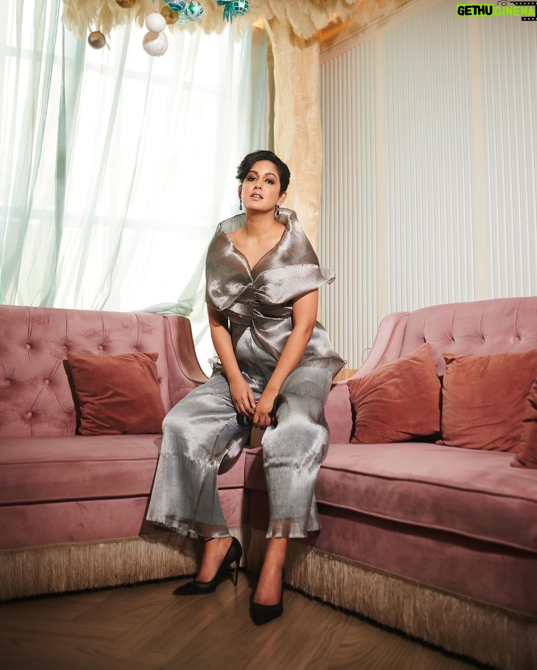 Ishita Dutta Instagram - Styled by: @styleitupbyaashna Shot by: @mirajverma_photography Outfit: @uptownie101 Jewellery: @fashionjewellery_21 Hair & Makeup by: @makeoverbysejalthakkar @celebsmakeupbysejal Location: @blabberallday #newyear #glitter #ishitadutta #styleitupbyaashna #2024