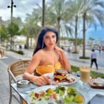 Ishita Raj Sharma Instagram – Jab view aur dhoop aisi ho toh photoshoot at breakfast toh banta hai 😛😁😋🥮🧁
#breakfastathabour Dubai Creek Harbour