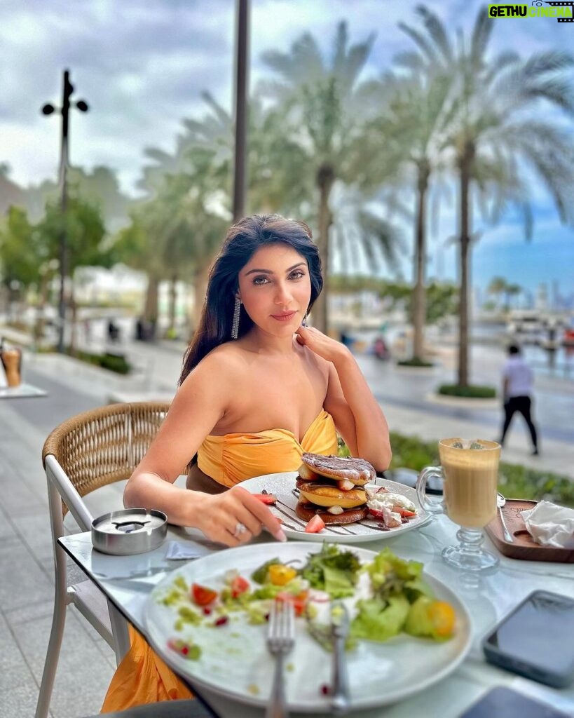 Ishita Raj Sharma Instagram - Jab view aur dhoop aisi ho toh photoshoot at breakfast toh banta hai 😛😁😋🥮🧁 #breakfastathabour Dubai Creek Harbour