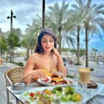 Ishita Raj Sharma Instagram – Jab view aur dhoop aisi ho toh photoshoot at breakfast toh banta hai 😛😁😋🥮🧁
#breakfastathabour Dubai Creek Harbour