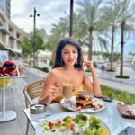 Ishita Raj Sharma Instagram – Jab view aur dhoop aisi ho toh photoshoot at breakfast toh banta hai 😛😁😋🥮🧁
#breakfastathabour Dubai Creek Harbour