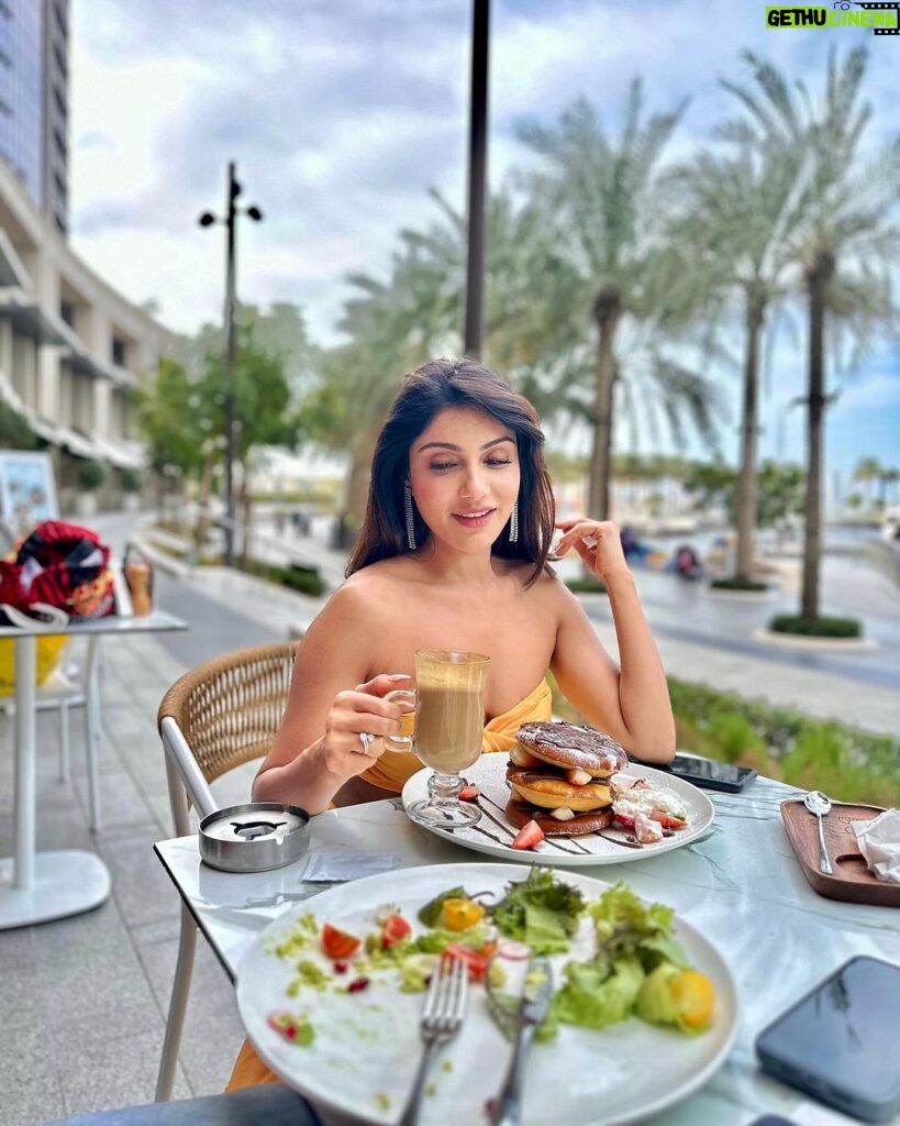 Ishita Raj Sharma Instagram - Jab view aur dhoop aisi ho toh photoshoot at breakfast toh banta hai 😛😁😋🥮🧁 #breakfastathabour Dubai Creek Harbour