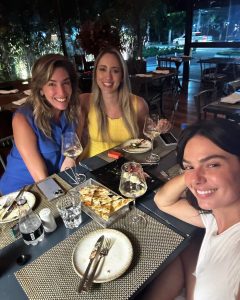 Isis Valverde Instagram - As vezes olhar o simples da vida é só o que precisamos! Os abraços que faltaram, as palavras não ditas, os encontros postergados, as despedidas necessárias, os ciclos que acabam e começam. A vida não se mostra inteira é preciso desvenda-la, despi-la, deixar os buracos aparentes e aí sim entender, mesmo que não completamente, os porquês de estar neste jornada finita! Amo os meus, minhas nuances e meus escorregões. As vezes e só olhar a vida de um jeito simples e sem pretensões, ela está ali pulsando cheia de tempo pra vc🙏🏼