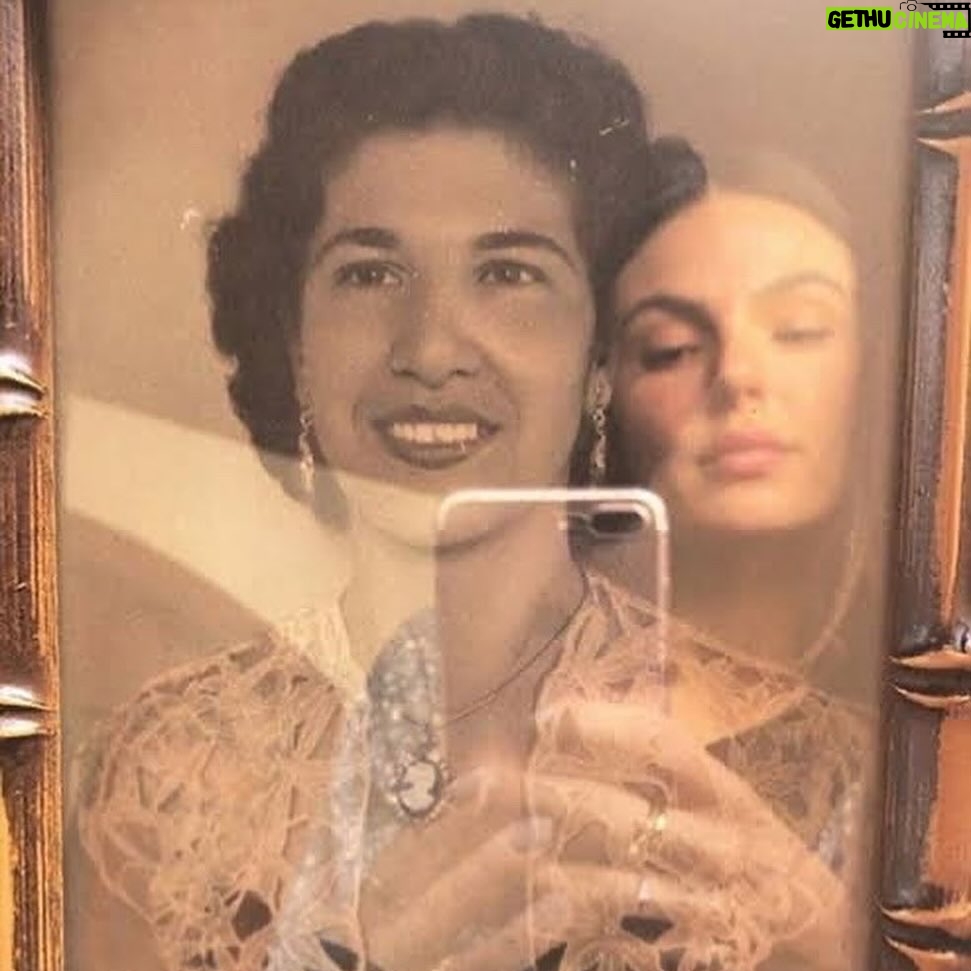 Isis Valverde Instagram - Tenho muito orgulho das mulheres que me criaram. Cresci num ninho de fortalezas femininas. Essa força sempre iluminou a minha vida e as minhas escolhas. Quantas mãos já me foram dadas, palavras já me foram direcionadas e abraços já me foram embalados. Quantas luzes já encontrei pelo caminho, que me incentivam, me instruem, me somam e me fortalecem. Que o mundo possa ser um lugar cada vez mais livre e mais seguro para todas as mulheres. Como mãe de menino, minha missão é criar um homem consciente, parceiro, aliado e amigo, para que ele também contribua para um mundo melhor. Feliz dia das mulheres para todas as nós.
