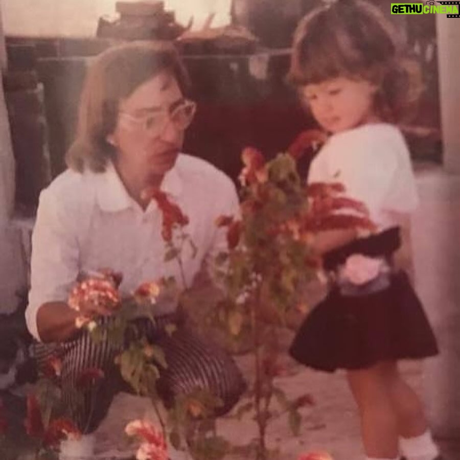 Isis Valverde Instagram - Tenho muito orgulho das mulheres que me criaram. Cresci num ninho de fortalezas femininas. Essa força sempre iluminou a minha vida e as minhas escolhas. Quantas mãos já me foram dadas, palavras já me foram direcionadas e abraços já me foram embalados. Quantas luzes já encontrei pelo caminho, que me incentivam, me instruem, me somam e me fortalecem. Que o mundo possa ser um lugar cada vez mais livre e mais seguro para todas as mulheres. Como mãe de menino, minha missão é criar um homem consciente, parceiro, aliado e amigo, para que ele também contribua para um mundo melhor. Feliz dia das mulheres para todas as nós.