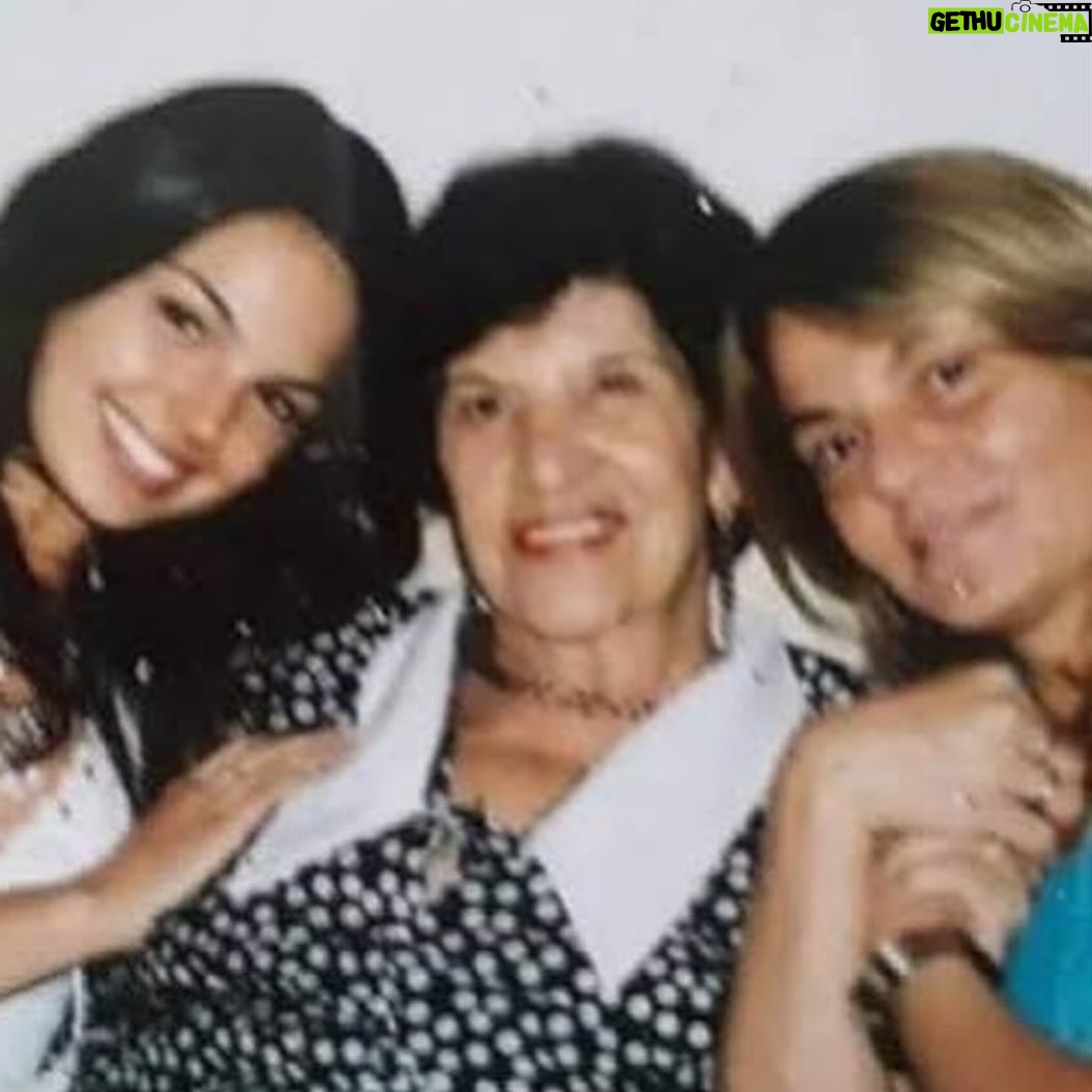 Isis Valverde Instagram - Tenho muito orgulho das mulheres que me criaram. Cresci num ninho de fortalezas femininas. Essa força sempre iluminou a minha vida e as minhas escolhas. Quantas mãos já me foram dadas, palavras já me foram direcionadas e abraços já me foram embalados. Quantas luzes já encontrei pelo caminho, que me incentivam, me instruem, me somam e me fortalecem. Que o mundo possa ser um lugar cada vez mais livre e mais seguro para todas as mulheres. Como mãe de menino, minha missão é criar um homem consciente, parceiro, aliado e amigo, para que ele também contribua para um mundo melhor. Feliz dia das mulheres para todas as nós.