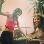 Isis Valverde Instagram - Tenho muito orgulho das mulheres que me criaram. Cresci num ninho de fortalezas femininas. Essa força sempre iluminou a minha vida e as minhas escolhas. Quantas mãos já me foram dadas, palavras já me foram direcionadas e abraços já me foram embalados. Quantas luzes já encontrei pelo caminho, que me incentivam, me instruem, me somam e me fortalecem. Que o mundo possa ser um lugar cada vez mais livre e mais seguro para todas as mulheres. Como mãe de menino, minha missão é criar um homem consciente, parceiro, aliado e amigo, para que ele também contribua para um mundo melhor. Feliz dia das mulheres para todas as nós.