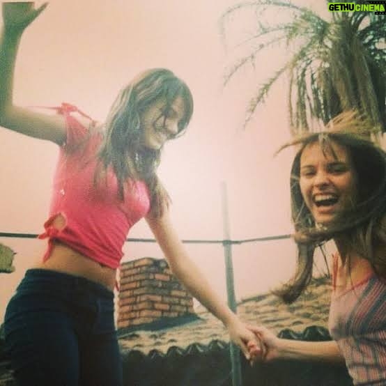 Isis Valverde Instagram - Tenho muito orgulho das mulheres que me criaram. Cresci num ninho de fortalezas femininas. Essa força sempre iluminou a minha vida e as minhas escolhas. Quantas mãos já me foram dadas, palavras já me foram direcionadas e abraços já me foram embalados. Quantas luzes já encontrei pelo caminho, que me incentivam, me instruem, me somam e me fortalecem. Que o mundo possa ser um lugar cada vez mais livre e mais seguro para todas as mulheres. Como mãe de menino, minha missão é criar um homem consciente, parceiro, aliado e amigo, para que ele também contribua para um mundo melhor. Feliz dia das mulheres para todas as nós.