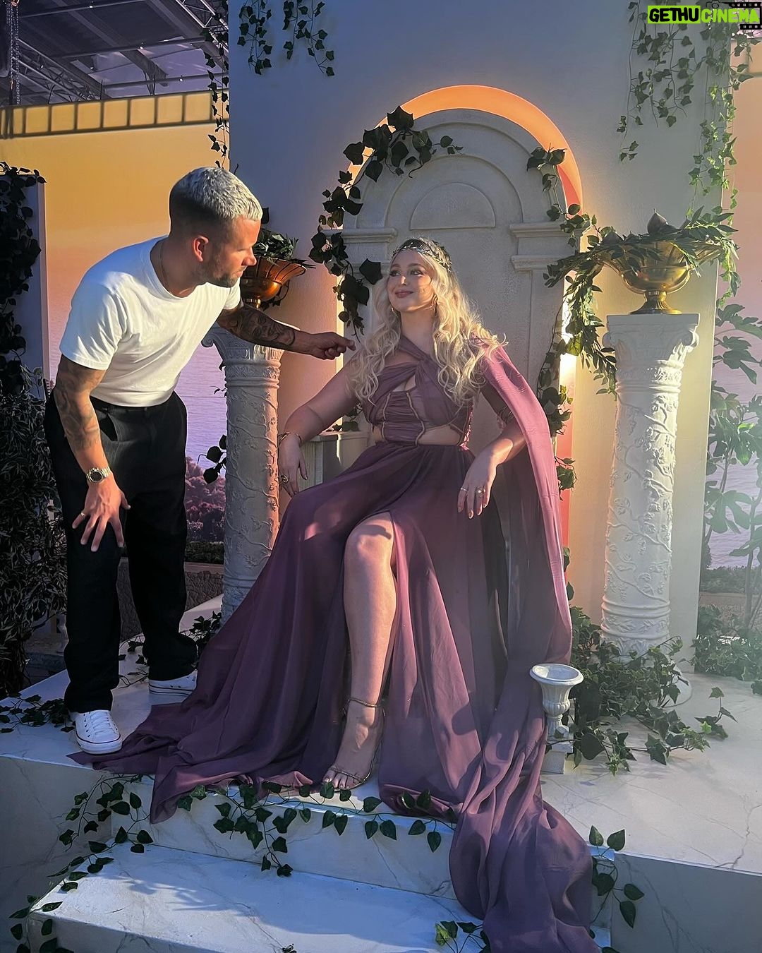 Iskra Lawrence Instagram - Such a pinch me moment when one of my fave brands (literally fell in love as a tween in the UK) @soapandgloryusa Asked me to be the goddess and help launch their new limited-edition Fresh as Fig fragrance😠Side note - yess mid-size and plus size girlies can be goddesses and star in big beauty campaigns (another huge bucket list moment for me and never imagined it would happen as a mom at 33 years old) never stop dreaming big! As a Brit living in the States, Soap & Glory is so nostalgic to me their branding, products and scents have always brought me so much joy. This total body care collection smells so fresh with notes of plump fig and sparkling lemon blossom … it’s absolutely DIVINE. Now available to shop while it lasts! I can’t wait for you to try this deliciousness 💕 #FreshAsFig #soapandglory #soapandgloryusa #soapandglorypartner United States