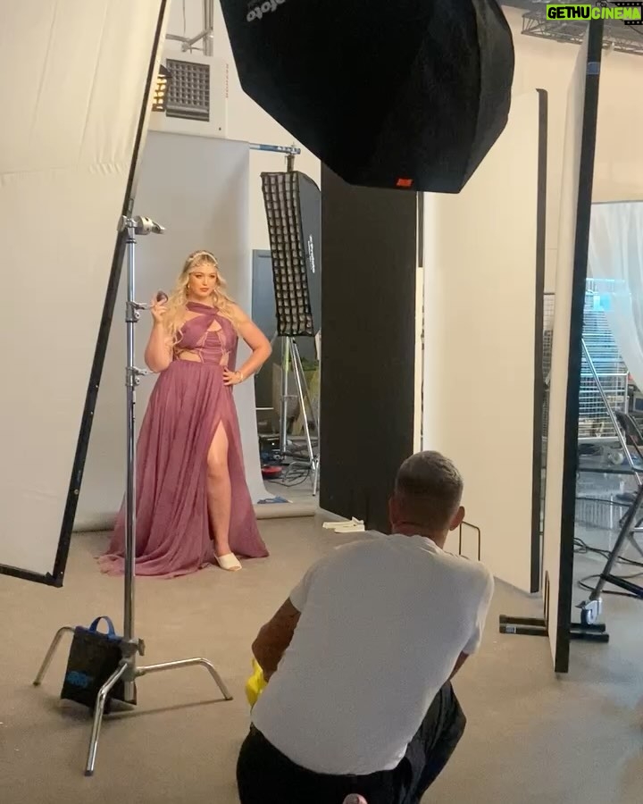 Iskra Lawrence Instagram - Such a pinch me moment when one of my fave brands (literally fell in love as a tween in the UK) @soapandgloryusa Asked me to be the goddess and help launch their new limited-edition Fresh as Fig fragrance😠Side note - yess mid-size and plus size girlies can be goddesses and star in big beauty campaigns (another huge bucket list moment for me and never imagined it would happen as a mom at 33 years old) never stop dreaming big! As a Brit living in the States, Soap & Glory is so nostalgic to me their branding, products and scents have always brought me so much joy. This total body care collection smells so fresh with notes of plump fig and sparkling lemon blossom … it’s absolutely DIVINE. Now available to shop while it lasts! I can’t wait for you to try this deliciousness 💕 #FreshAsFig #soapandglory #soapandgloryusa #soapandglorypartner United States