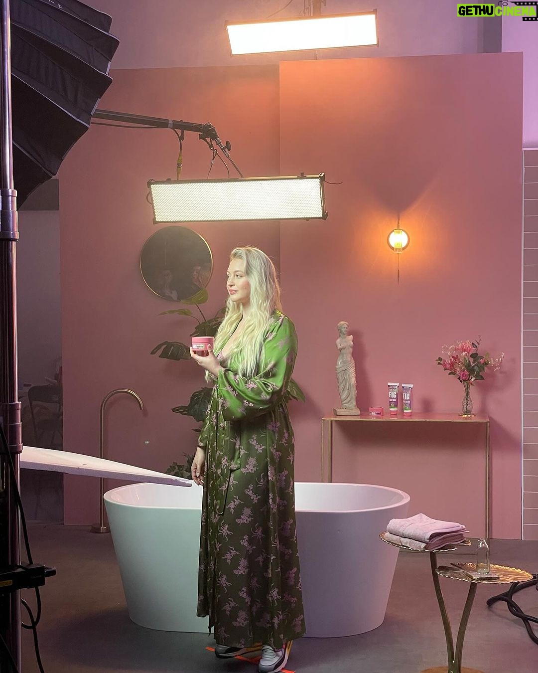 Iskra Lawrence Instagram - Such a pinch me moment when one of my fave brands (literally fell in love as a tween in the UK) @soapandgloryusa Asked me to be the goddess and help launch their new limited-edition Fresh as Fig fragrance😠Side note - yess mid-size and plus size girlies can be goddesses and star in big beauty campaigns (another huge bucket list moment for me and never imagined it would happen as a mom at 33 years old) never stop dreaming big! As a Brit living in the States, Soap & Glory is so nostalgic to me their branding, products and scents have always brought me so much joy. This total body care collection smells so fresh with notes of plump fig and sparkling lemon blossom … it’s absolutely DIVINE. Now available to shop while it lasts! I can’t wait for you to try this deliciousness 💕 #FreshAsFig #soapandglory #soapandgloryusa #soapandglorypartner United States
