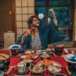 Ismael Prego Instagram – Hace ya tres semanas desde que volví de mi ultimo viaje a Japón y no he podido ponerme a seleccionar fotos y vídeos hasta ahora. Pero bueno, al lío.
 
Esta vez, visité Kinosaki-onsen por primera vez. Un pueblo con un montón de Onsens al aire libre donde dejan entrar a la gente tatuada sin ningún tipo de problema. 
Os lo recomiendo encarecidamente, además si os quedáis en algún hotel de la zona os dan un free pass para ir a todos los baños termales del pueblo.
La verdad es que la experiencia ha sido completamente mágica gracias al Ryokan (hotel tradicional japonés) que encontramos en @kayak, donde conseguimos una habitación gigantesca con vistas a un jardín precioso y nos cuidaban hasta el punto de traernos la comida a la habitación. Todo ello por mucho menos de lo que os podéis imaginar (#ad 😘).

En breves os subo más cosillas, aunque voy ahogado en trabajo y vuelvo a necesitar unas vacaciones, ¿preparamos las siguientes @kayak?