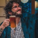 Ismael Prego Instagram – Hace ya tres semanas desde que volví de mi ultimo viaje a Japón y no he podido ponerme a seleccionar fotos y vídeos hasta ahora. Pero bueno, al lío.
 
Esta vez, visité Kinosaki-onsen por primera vez. Un pueblo con un montón de Onsens al aire libre donde dejan entrar a la gente tatuada sin ningún tipo de problema. 
Os lo recomiendo encarecidamente, además si os quedáis en algún hotel de la zona os dan un free pass para ir a todos los baños termales del pueblo.
La verdad es que la experiencia ha sido completamente mágica gracias al Ryokan (hotel tradicional japonés) que encontramos en @kayak, donde conseguimos una habitación gigantesca con vistas a un jardín precioso y nos cuidaban hasta el punto de traernos la comida a la habitación. Todo ello por mucho menos de lo que os podéis imaginar (#ad 😘).

En breves os subo más cosillas, aunque voy ahogado en trabajo y vuelvo a necesitar unas vacaciones, ¿preparamos las siguientes @kayak?